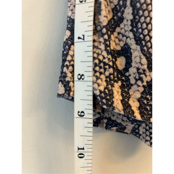 LiCi Fit workout Set size M/L in Python Scrunch Butt Bike Shorts & Racerback Bra - Picture 10 of 16